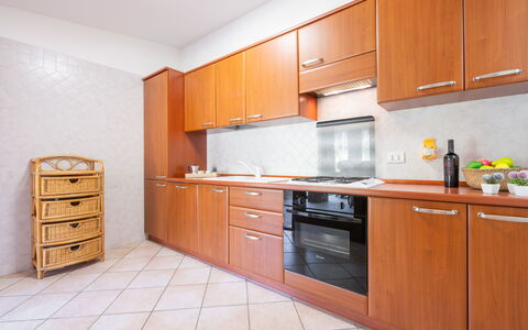 Domus Ema: Cabinetry, Propriété, Comptoir, Blanc, Bâtiment, Cuisine, Appareil De Cuisine, Bois, Design Intérieur, Électroménager