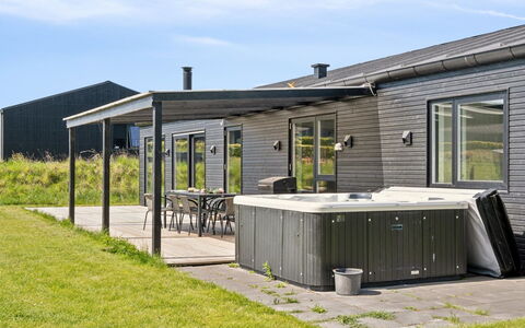 Jul - 300M from the Sea: Maison, Toit, Domicile, Chalet, Biens, Ferme, Villa, Porche, Siding