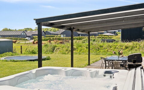 Jul - 300M from the Sea: Bleu, Arbuste, Chalet, Couverture De Sol, Jardin, Biens, Ombre, Aménagement Paysager, Ferme, Eco Hôtel