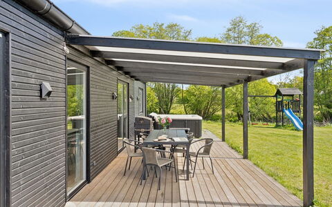 Jul - 300M from the Sea: Bleu, Arbuste, Chalet, Couverture De Sol, Jardin, Biens, Ombre, Aménagement Paysager, Ferme, Eco Hôtel