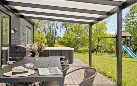 Jul - 300M from the Sea: Bleu, Arbuste, Chalet, Couverture De Sol, Jardin, Biens, Ombre, Aménagement Paysager, Ferme, Eco Hôtel