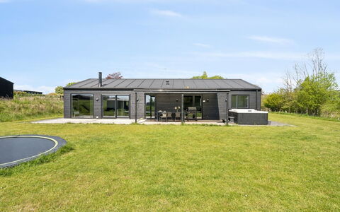 Jul - 300M from the Sea: Bleu, Arbuste, Chalet, Couverture De Sol, Jardin, Biens, Ombre, Aménagement Paysager, Ferme, Eco Hôtel