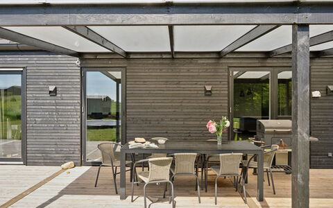 Jul - 300M from the Sea: Bleu, Arbuste, Chalet, Couverture De Sol, Jardin, Biens, Ombre, Aménagement Paysager, Ferme, Eco Hôtel