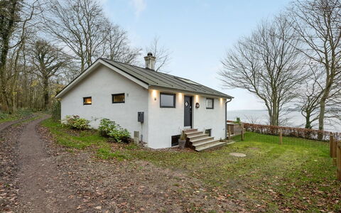 Lika - 25M to the Fjord: Meubles, Canapé, Design Intérieur, Sol, Salon, Sol, Throw Pillow, Pièce, Oreiller