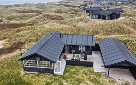 Merina - 150M from the Sea: Maison, Domicile, Porte, Toit, Chalet, Biens, Jardin, Ombre, Siding, Cour