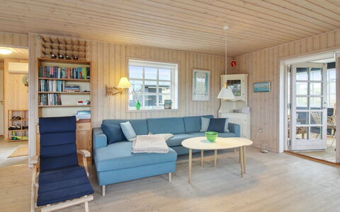 Merina - 150M from the Sea: Maison, Domicile, Porte, Toit, Chalet, Biens, Jardin, Ombre, Siding, Cour