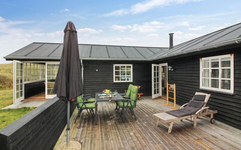 Merina - 150M from the Sea: Maison, Domicile, Porte, Toit, Chalet, Biens, Jardin, Ombre, Siding, Cour