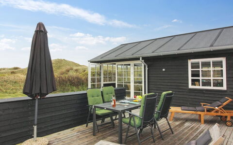 Merina - 150M from the Sea: Maison, Domicile, Porte, Toit, Chalet, Biens, Jardin, Ombre, Siding, Cour