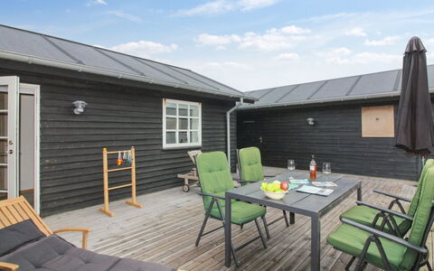 Merina - 150M from the Sea: Maison, Domicile, Porte, Toit, Chalet, Biens, Jardin, Ombre, Siding, Cour