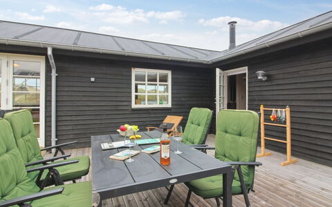 Merina - 150M from the Sea: Maison, Domicile, Porte, Toit, Chalet, Biens, Jardin, Ombre, Siding, Cour