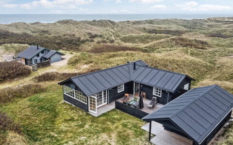 Merina - 150M from the Sea: Maison, Domicile, Porte, Toit, Chalet, Biens, Jardin, Ombre, Siding, Cour