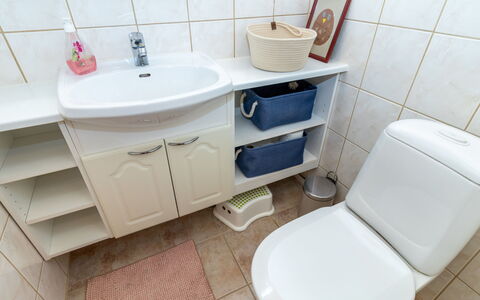 Rukan Ankkuri: Luminaire Plomberie, Lavabo, Évier, Armoire De Toilette, Siège De Toilette, Plomberie, Salle De Bains, Toilette, Robinet, Sol