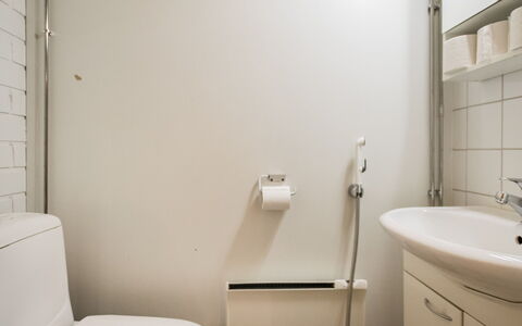 Soidinaukia a 11: Salle De Bains, Siège De Toilette, Lavabo, Luminaire Plomberie, Mur, Toilette, Évier, Sol, Design Intérieur, Sol