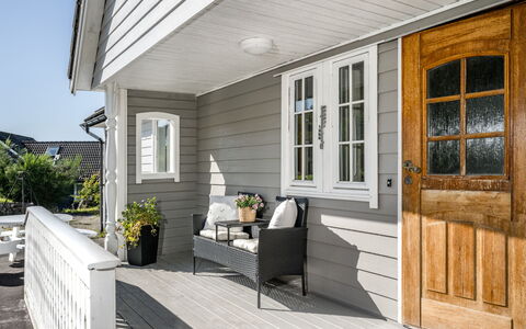 Seievika: Bâtiment, Propriété, Fenêtre, Plante, Porche, Bois, Ombre, Design Intérieur, Maison, Sol