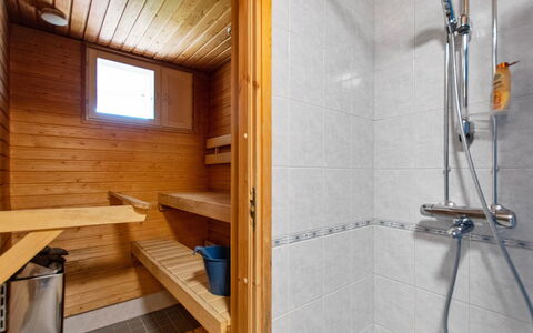 Outapailakka J 12: Voie Navigable, Banque, Cours D'Eau, Lac, Chalet, Forêt, Canal, Réservoir, Cabane En Rondins