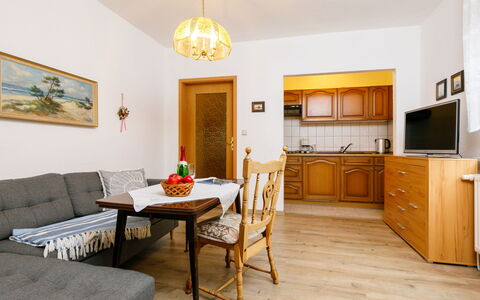 Bungalow 8: Cabinetry, Meubles, Table, Propriété, Canapé, Comptoir, Plante, Bois, Design Intérieur, Cadre