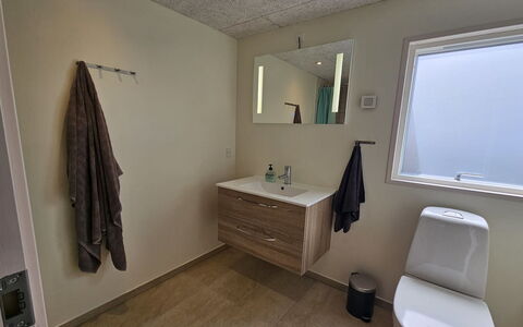 Grep - 800M from the Sea: Sol, Sol, Mur, Luminaire Plomberie, Bois, Lavabo, Évier, Design Intérieur, Salle De Bains, Plomberie
