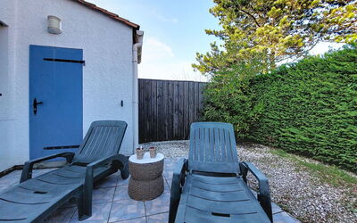 Saint Palais sur Mer 198: Mobilier De Jardin, Ombre, Piscine, Cour, Chaise, Arrière-Cour, Cour, Daylighting, Villa