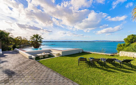 Villa Maddalena - Siracusa, Sicilia: Nuage, L'Eau, Plante, Ciel, Meubles, Bleu Azur, Mobilier De Jardin, Ombre, Arbre, Cotiers Et Relief Océaniques