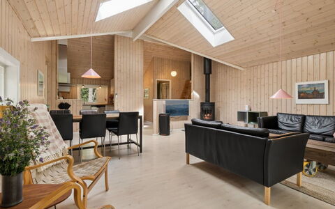 Ellynor - 600M from the Sea: Bois, Design Intérieur, Plafond, Meubles, Sol, Luminaire, Sol, Salon, Domicile, Pièce