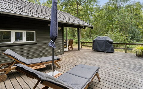 Ellynor - 600M from the Sea: Bois, Parquet, Dur, Porche, Plate-Forme, Planche, Tache De Bois, Chalet, Mobilier De Jardin, Ombre