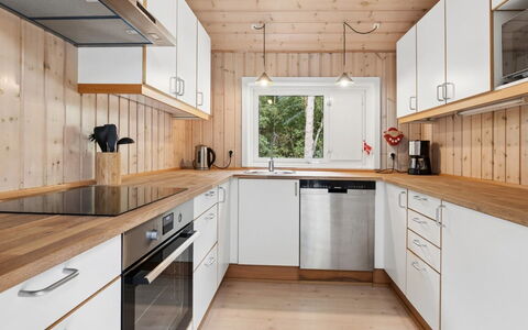 Ellynor - 600M from the Sea: Cuisine, Comptoir, Sol, Bois, Appareil De Cuisine, Design Intérieur, Cabinetry, Sol, Meubles, Principaux Appliance