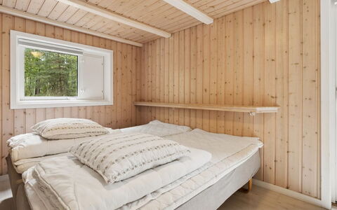 Ellynor - 600M from the Sea: Chambre, Bois, Plafond, Design Intérieur, Lit, Sol, Sol, Drap De Lit, Literie, Pièce