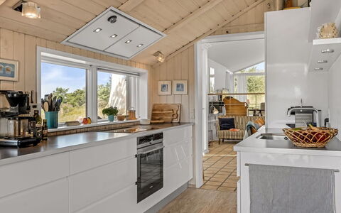 Annrike - 400M from the Sea: Bois, Cuisine, Sol, Plafond, Design Intérieur, Appareil De Cuisine, Principaux Appliance, Comptoir, Sol, Électroménager