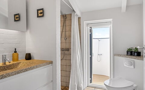 Annrike - 400M from the Sea: Sol, Mur, Design Intérieur, Sol, Luminaire Plomberie, Salle De Bains, Plafond, Éclairage, Plomberie, Pièce