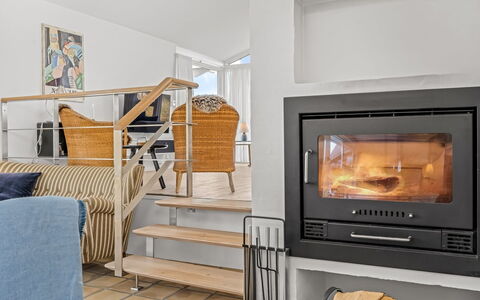 Annrike - 400M from the Sea: Meubles, Sol, Foyer, Pièce, Parquet, Salon, Électroménager, Poêle À Bois, Dur, Canapé