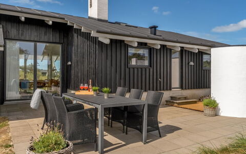 Annrike - 400M from the Sea: Maison, Domicile, Porte, Toit, Chalet, Biens, Jardin, Ombre, Siding, Cour