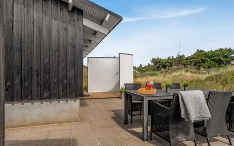 Annrike - 400M from the Sea: Maison, Domicile, Porte, Toit, Chalet, Biens, Jardin, Ombre, Siding, Cour