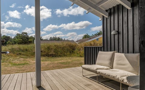 Annrike - 400M from the Sea: Maison, Domicile, Porte, Toit, Chalet, Biens, Jardin, Ombre, Siding, Cour
