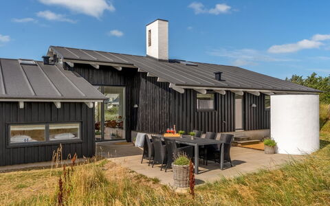 Annrike - 400M from the Sea: Maison, Domicile, Porte, Toit, Chalet, Biens, Jardin, Ombre, Siding, Cour
