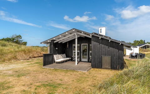 Annrike - 400M from the Sea: Maison, Domicile, Porte, Toit, Chalet, Biens, Jardin, Ombre, Siding, Cour