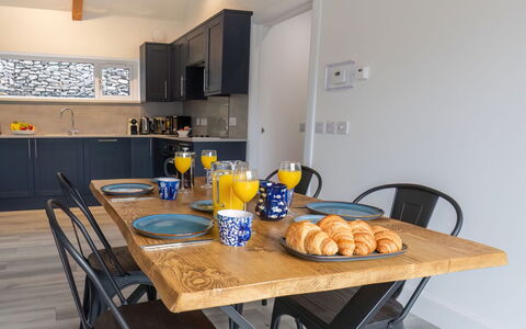 Loch View: Aliments, Table, Meubles, Vaisselle, Cabinetry, Chaise, Cuisine, Bois, Comptoir, Appareil De Cuisine