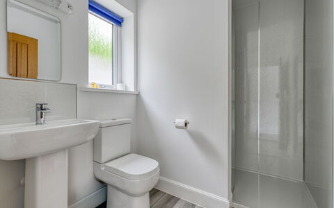 Loch View: Mur, Sol, Sol, Luminaire Plomberie, Salle De Bains, Composite, Toilette, Plomberie, Appartement