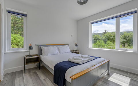 Loch View: Bois, Chambre, Design Intérieur, Plafond, Sol, Lit, Sol, Literie, Drap De Lit, Domicile