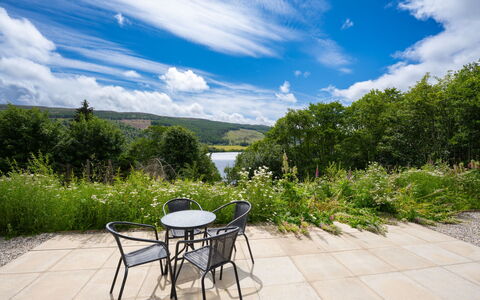 Loch View: Meubles, Mobilier De Jardin, Tableau De Plein Air, Chaise, Jardin, Aménagement Paysager, Table Cuisine Et Salle A Manger, Parc, Table Basse