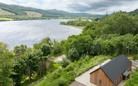 Loch View: Paysage Naturel, Paysage, Montagnes, Zone Rurale, Chalet, Lac, Réservoir, Loch, Prairie, Est Tombée
