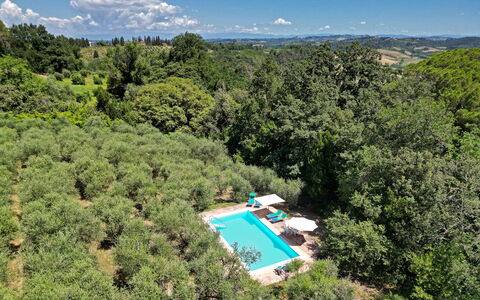 Torre Di Montelopio: Ciel, Communauté Des Plantes, L'Eau, Nuage, Paysage Naturel, Arbre, Lot Terre, Plante, Piscine, Arbuste