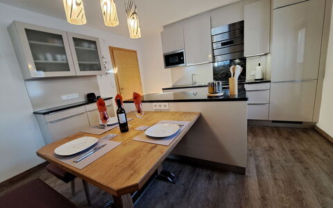 Finkenberg 900: Table, Meubles, Bâtiment, Bois, Chaise, Cadre, Architecture, Design Intérieur, Cabinetry, Sol