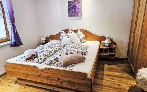 Finkenberg 900: Chambre, Lit, Drap De Lit, Literie, Bois, Meubles, Design Intérieur, Cadre De Lit, Pièce, Linge