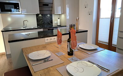 Finkenberg 900: Table, Cabinetry, Propriété, Meubles, Comptoir, Bois, Bâtiment, Vaisselle, Fenêtre, Évier