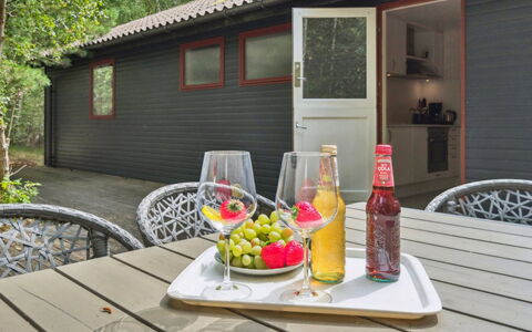 Clementine - 1.2Km from the Sea: Bois, Toit, Architecture, Domicile, Maison, Chalet, Siding, Dur, Pente, Biens