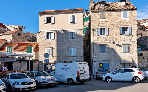 Lara'S House: Voiture, Roue, Ciel, Véhicule, Fenêtre, Bâtiment, Véhicule À Moteur