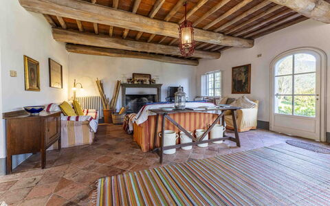 La Casa Dei Limoni, Camaiore, Pet Friendly, Wifi: Table, Bâtiment, Fenêtre, Bois, Cadre, Faisceau, Salon, Sol, Design Intérieur, Sol