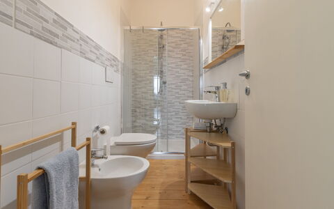 Il Colle Sul Mare Holiday Home: Robinet, Luminaire Plomberie, Évier, Propriété, Lavabo, Salle De Bains, Design Intérieur, Sol