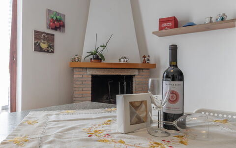 Il Colle Sul Mare Holiday Home: Bouteille, Table, Cadre, Drinkware, Bois, Bar, Cabinetry, Bâtiment, Boisson Alcoolisée, Bouteille En Verre
