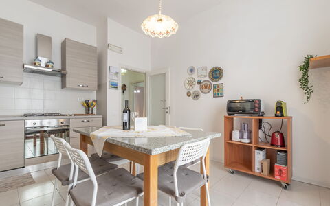 Il Colle Sul Mare Holiday Home: Table, Meubles, Propriété, Étagère, Bois, Design Intérieur, Cabinetry, Chaise, Rayonnage, Sol